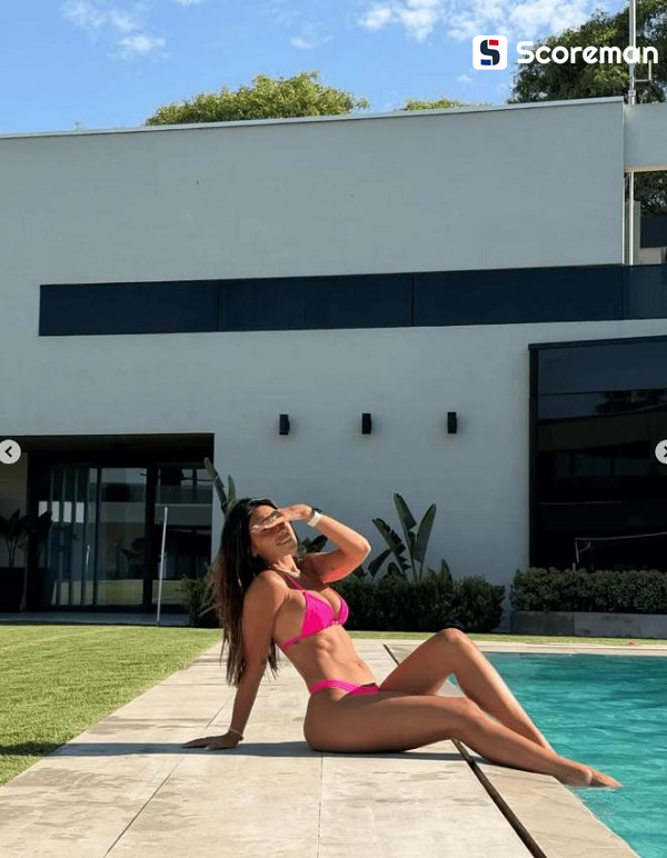 '애정 과시' 안토넬라, 비키니 입고 수영장가에서 메시와 키스